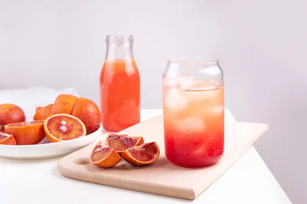 Agua Frutas Vaso Con Cubitos Hielo Limonada Naranja Roja Bebida — Foto de Stock