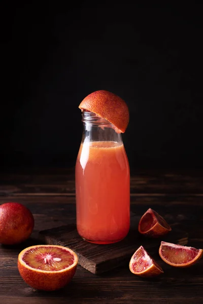 Una Botella Agua Funcional Hecha Jugo Naranja Sangre Limonada Con — Foto de Stock