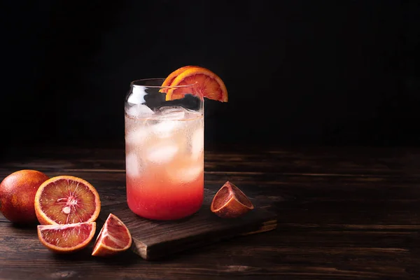 Vaso Naranjas Sangrientas Limonada Con Cubitos Hielo Rodajas Cítricos Agua — Foto de Stock