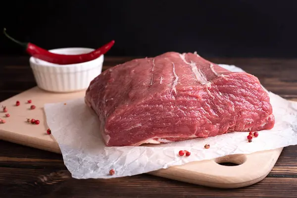 Daging Mentah Papan Potong Satu Potongan Besar Daging Sapi Muda — Stok Foto