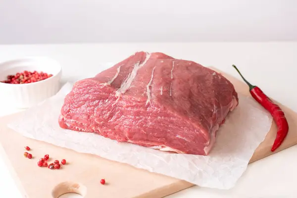 Potongan Besar Daging Sapi Mentah Pada Latar Belakang Cahaya Fillet — Stok Foto