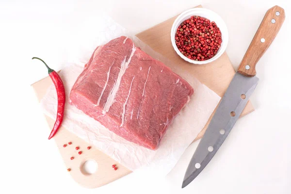 Daging Sapi Mentah Papan Potong Dengan Rempah Rempah Dan Pisau — Stok Foto