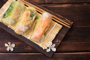 Tahtada kiraz çiçekleri, Vietnam yemeği, Asya yemeği, yakın çekim..