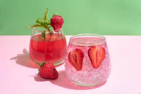 Óculos Com Água Funcional Limonada Morango Com Cubos Gelo Fundo — Fotografia de Stock