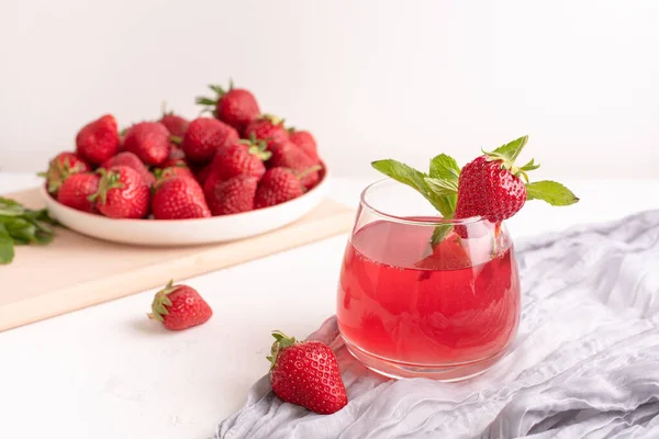 Vidrio Con Limonada Fresa Fresas Sobre Una Mesa Con Textiles — Foto de Stock