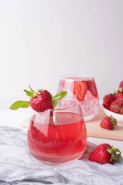 Brýle Osvěžující Jahodovou Limonádou Jahodami Bílém Pozadí Koncept Letních Ovocných — Stock fotografie