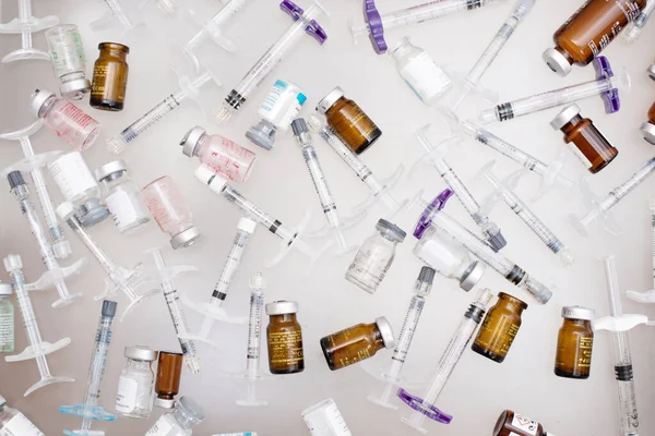 Sok Használt Fecskendő Injekciós Üveg Öregedésgátló Kozmetikai Injekciókkal Mezoterápia Töltőanyag Jogdíjmentes Stock Képek