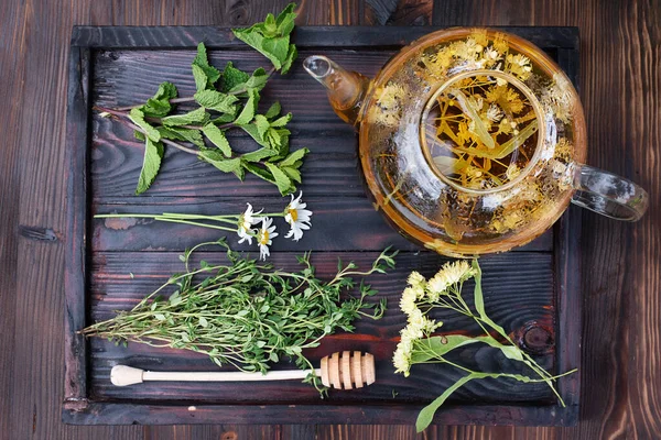 Konsep Teh Herbal Yang Sehat Gelas Teko Dengan Teh Linden — Stok Foto