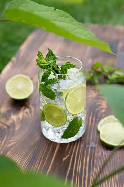 Glas Mit Erfrischender Limonade Mit Zitronenscheiben Und Minzwürfeln Auf Holzgrund — Stockfoto