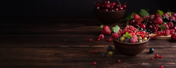 Stroberi Matang Ceri Kismis Raspberry Gooseberry Dalam Mangkuk Dengan Latar — Stok Foto