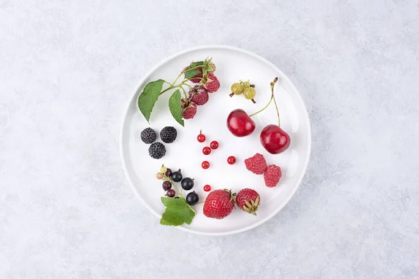 Piring Putih Dengan Buah Beri Stroberi Raspberry Kismis Ceri Latar — Stok Foto