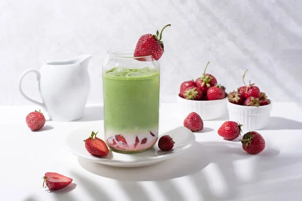 Verre Avec Latte Matcha Aux Fraises Sur Fond Blanc Avec — Photo