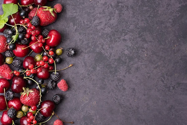 산딸기 커스터드 라즈베리 체리를 어두운 배경에서 클로즈업 모습으로 스톡 사진