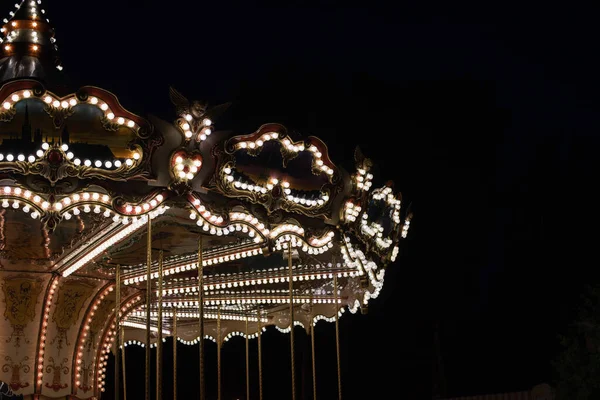 公園内のヴィンテージカルーセルライト 夏の夜のレトロなメリーゴーランド — ストック写真