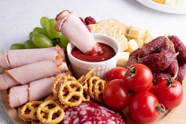 Sosisli, peynirli, sosisli, krakerli, meyveli, mezeli, yakın çekim soslu jambon dilimi..