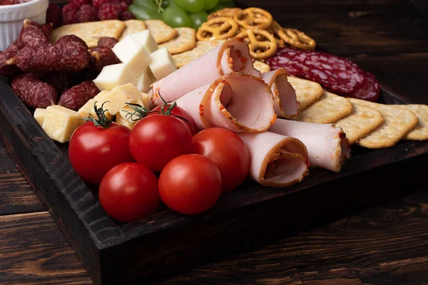 Close Charcuterie Board Sosis Buah Crackers Cheese Dark Wood Background — Stok Foto