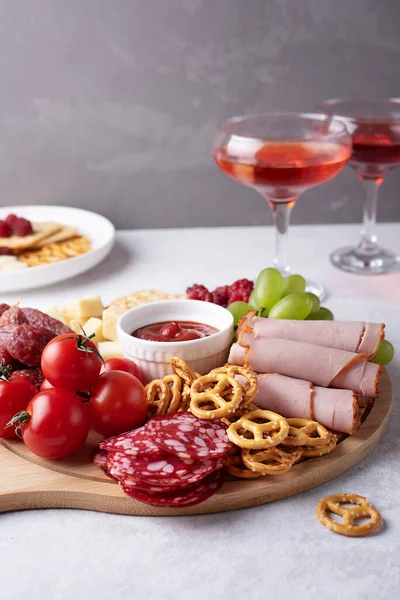 Close Charcuterie Board Various Snacks Two Glasses Red Liquor Gray — Stock Photo, Image