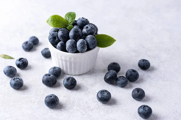 Blueberry Matang Dalam Mangkuk Latar Belakang Putih Buah Beri Musim — Stok Foto
