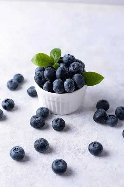 Beri Musim Panas Blueberry Matang Dalam Mangkuk Dengan Latar Belakang — Stok Foto