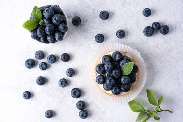 Blueberry Tart Dan Buah Matang Dalam Mangkuk Latar Belakang Putih — Stok Foto