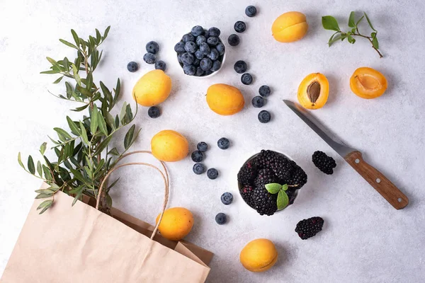 Pembelian Buah Beri Musim Panas Kantong Kertas Dan Aprikot Blueberry — Stok Foto