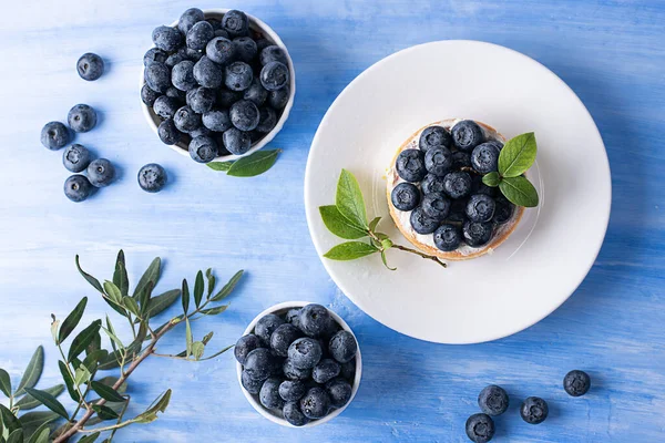 Blueberry Tart Dan Blueberry Matang Dalam Mangkuk Dengan Latar Belakang — Stok Foto