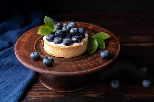 Piring Dengan Tart Blueberry Pada Latar Belakang Kayu Gelap Pie — Stok Foto