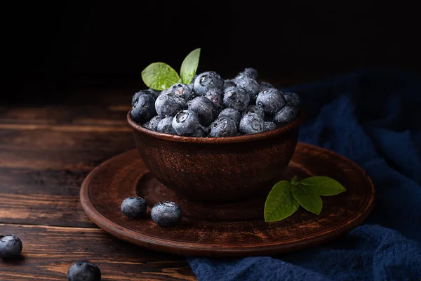 Blueberry Matang Dengan Tetesan Air Dalam Mangkuk Dengan Latar Belakang — Stok Foto