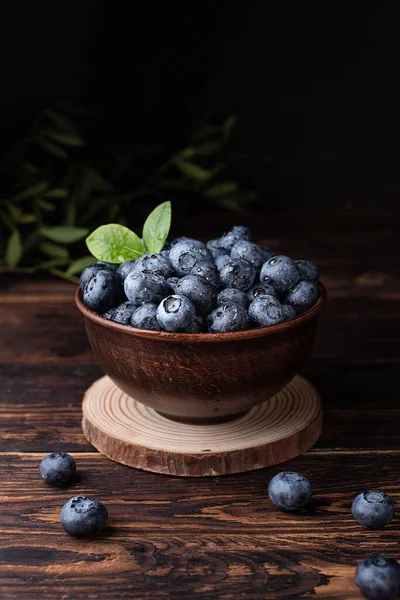 Panen Buah Beri Musim Panas Blueberry Matang Dengan Tetesan Air — Stok Foto