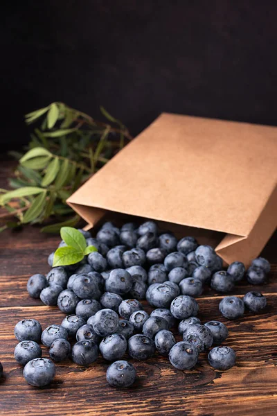 Blueberry Matang Keluar Dari Kantong Belanja Kertas Dengan Latar Belakang — Stok Foto