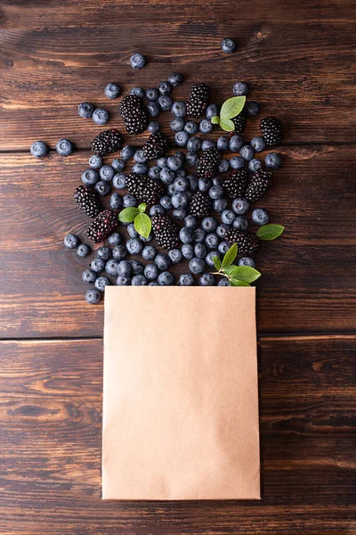 Tas Belanja Kertas Dengan Menumpahkan Blueberry Dan Blackberry Pada Latar — Stok Foto