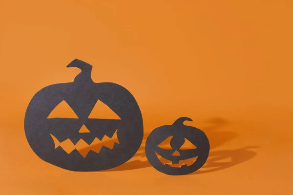 Halloween Simbol Dua Labu Kertas Dengan Wajah Diukir Pengecoran Bayangan — Stok Foto
