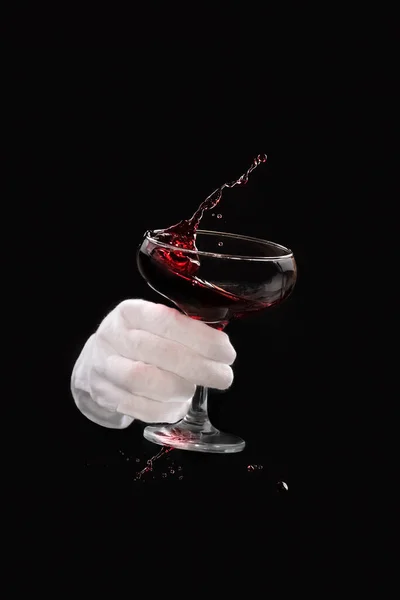 Bicchiere Vino Rosso Con Spruzzi Volanti Con Mano Cameriere Guanto — Foto Stock