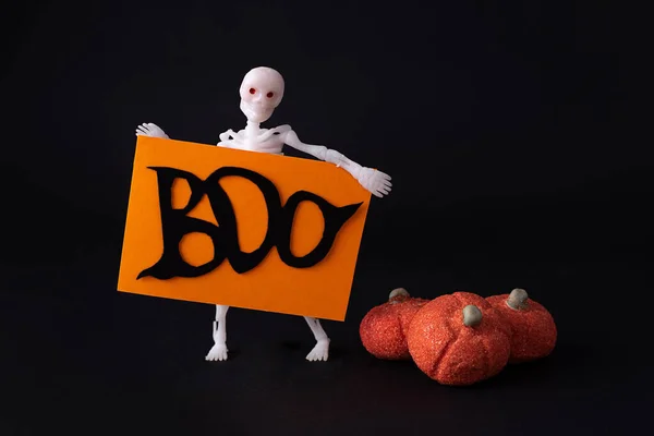 Tengkorak Memegang Poster Dengan Kata Kata Boo Dan Labu Dari — Stok Foto