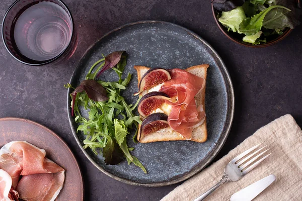 Toast Prosciutto Figs Crostini Italian Ham Ricotta Snack Dark Background — Stok Foto
