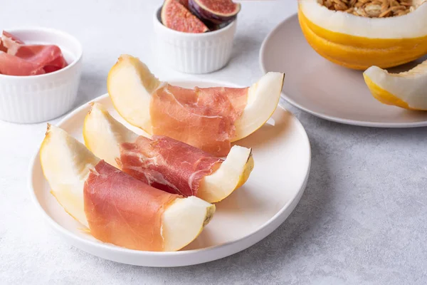 Piring Dengan Ham Italia Dan Irisan Melon Prosciutto Dengan Buah — Stok Foto