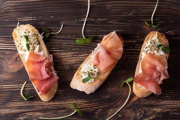 Daging Ham Crostini Kering Roti Panggang Dengan Prosciutto Ricotta Dan — Stok Foto