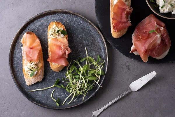 Hidangan Pembuka Italia Dari Roti Dan Prosciutto Crostini Dengan Ham — Stok Foto