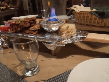 Akşam yemeği Türk restoranında servis ediliyor. Türk dişi