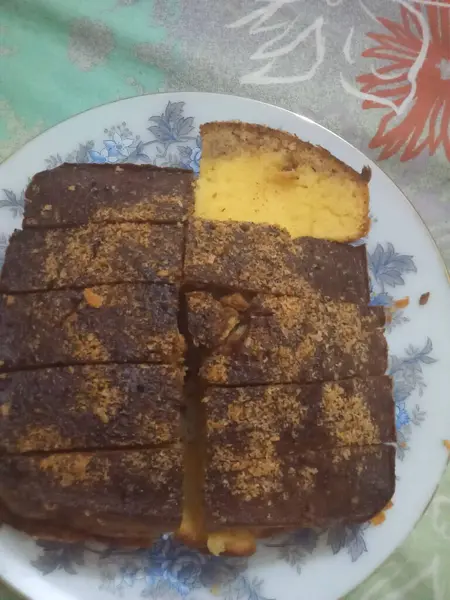 お皿に盛り付けられたブラウンケーキ — ストック写真
