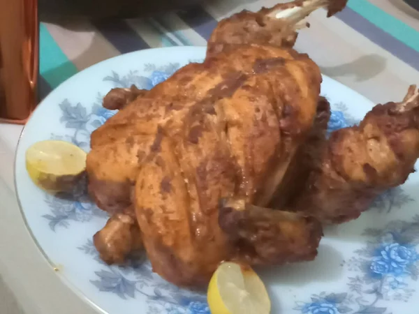 Asado Pollo Servido Con Limones Plato — Foto de Stock