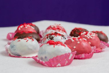 Lezzetli sevgililer günü çikolatalarını yakın plan.