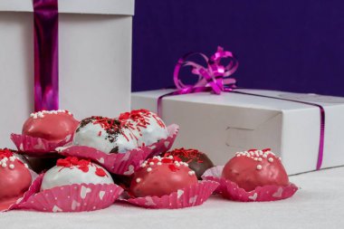 Enfes sevgililer günü çikolatalarını ve hediye kutularını kapatın.