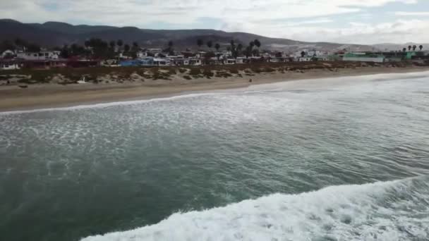 Ovanifrån av surfing bryta på en strand med sanddyner — Stockvideo