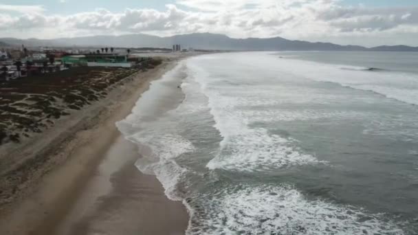 Vista superior de surf rompiendo sobre melocotón con dunas — Vídeo de stock