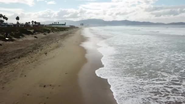 Ovanifrån av surfing bryta på en strand med sanddyner — Stockvideo