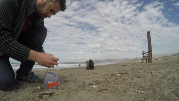 Científico de campo muestra arena en una playa — Vídeo de stock