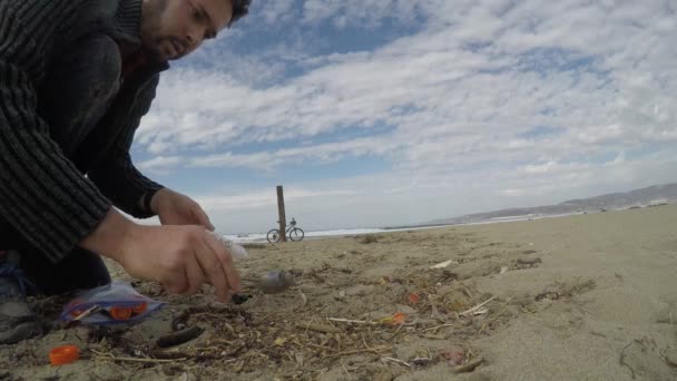 野外科学家在海滩上采集沙子 — 图库视频影像