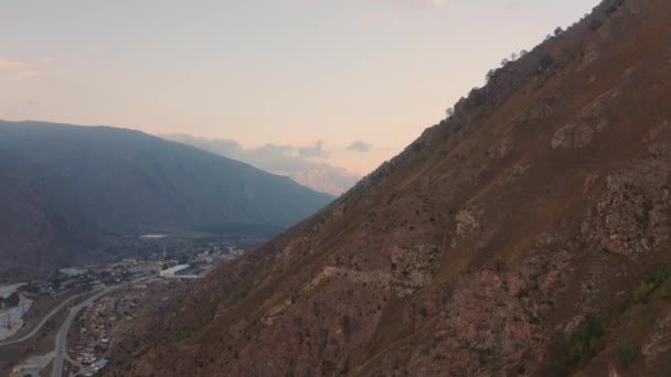 Luftbewegung am steilen Hang der Stadtstraße Tyrnyauz nach Elbrus im Baksan-Tal — Stockvideo