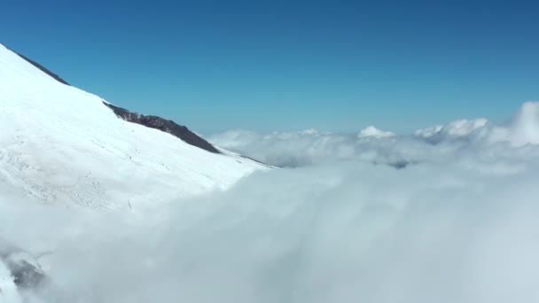 Starożytna góra Elbrus z ciężkim lodem i śniegiem w chmurach — Wideo stockowe